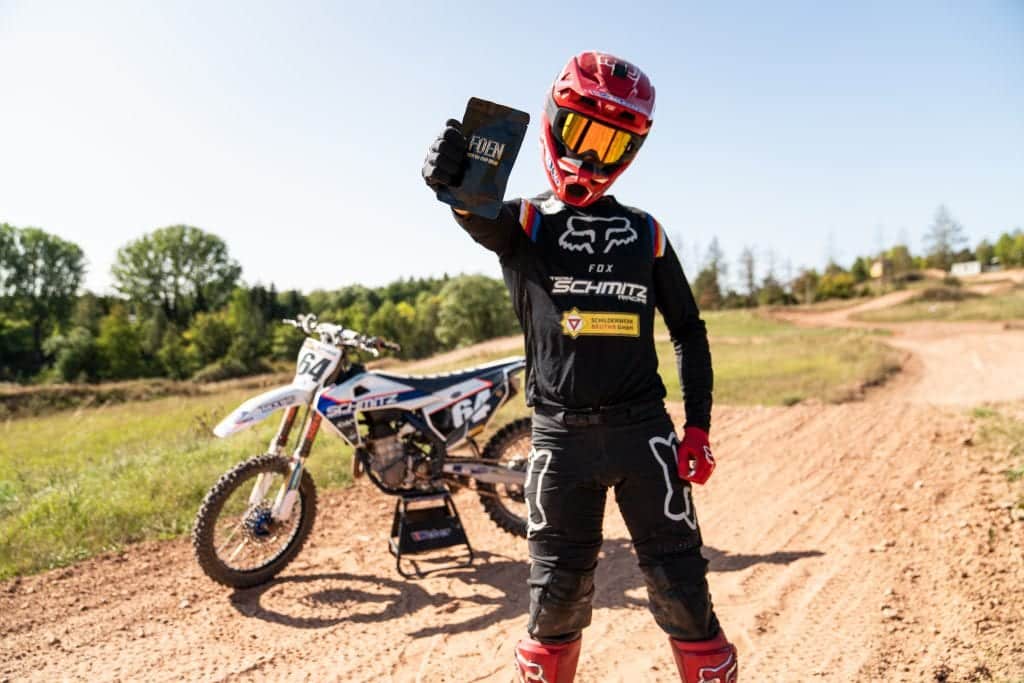 Motorrad Sportler mit FOEN Packung